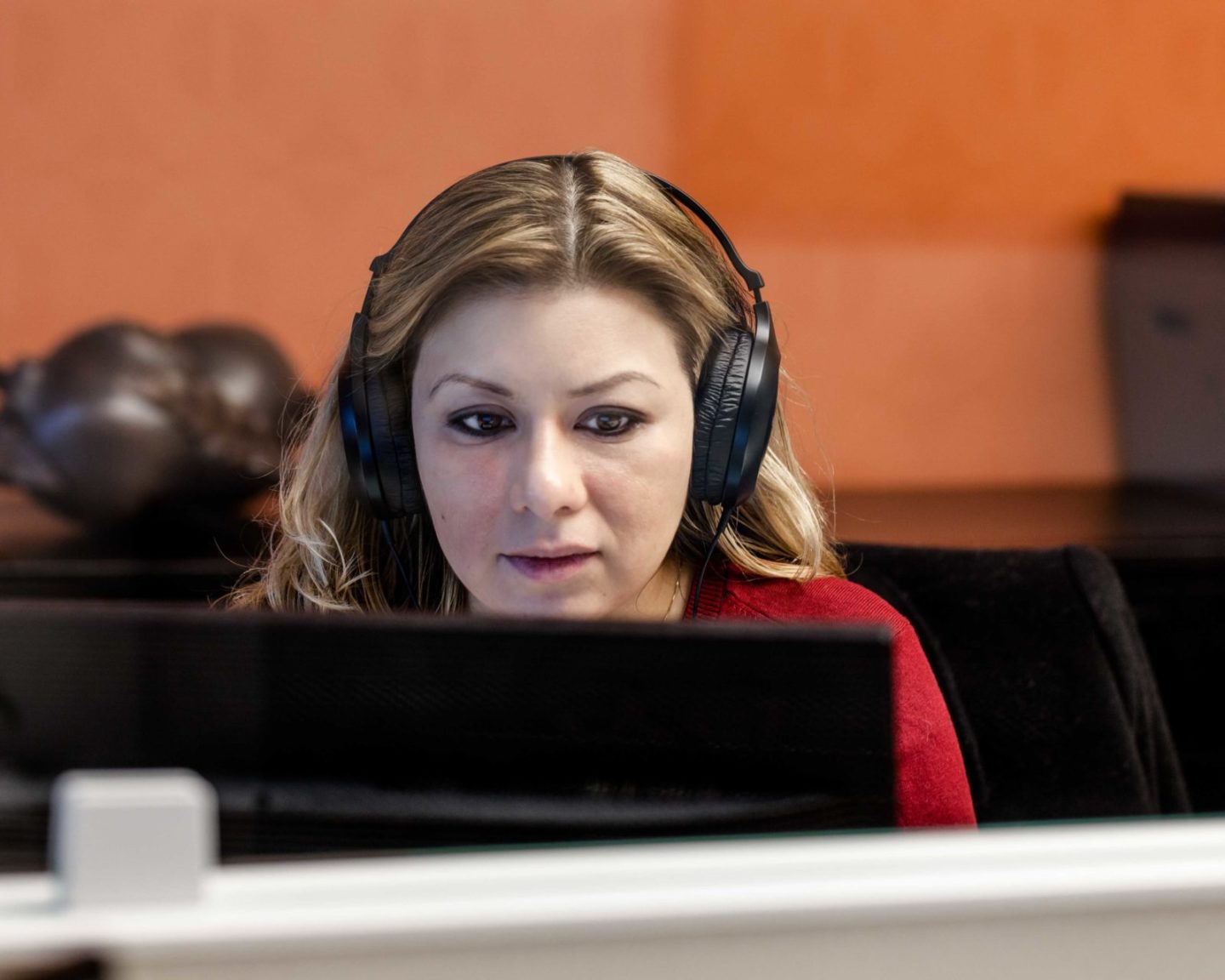 contact center agent with blonde hair completing a training